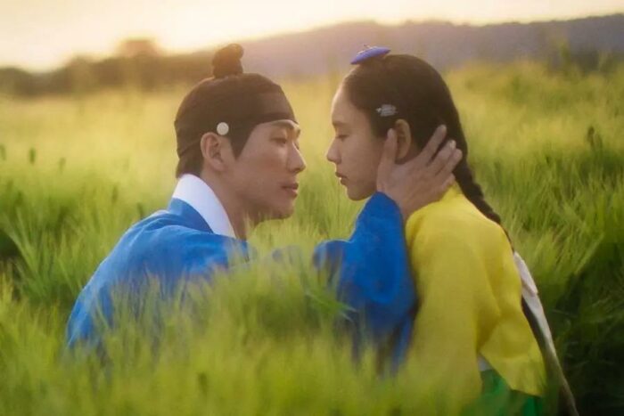 Нам Гун Мин тянется к Ан Ын Джин за поцелуем на романтическом постере дорамы «Возлюбленные»