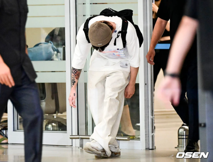 Реакция K-нетизенов на почтительное поведение Чонгука из BTS в аэропортах