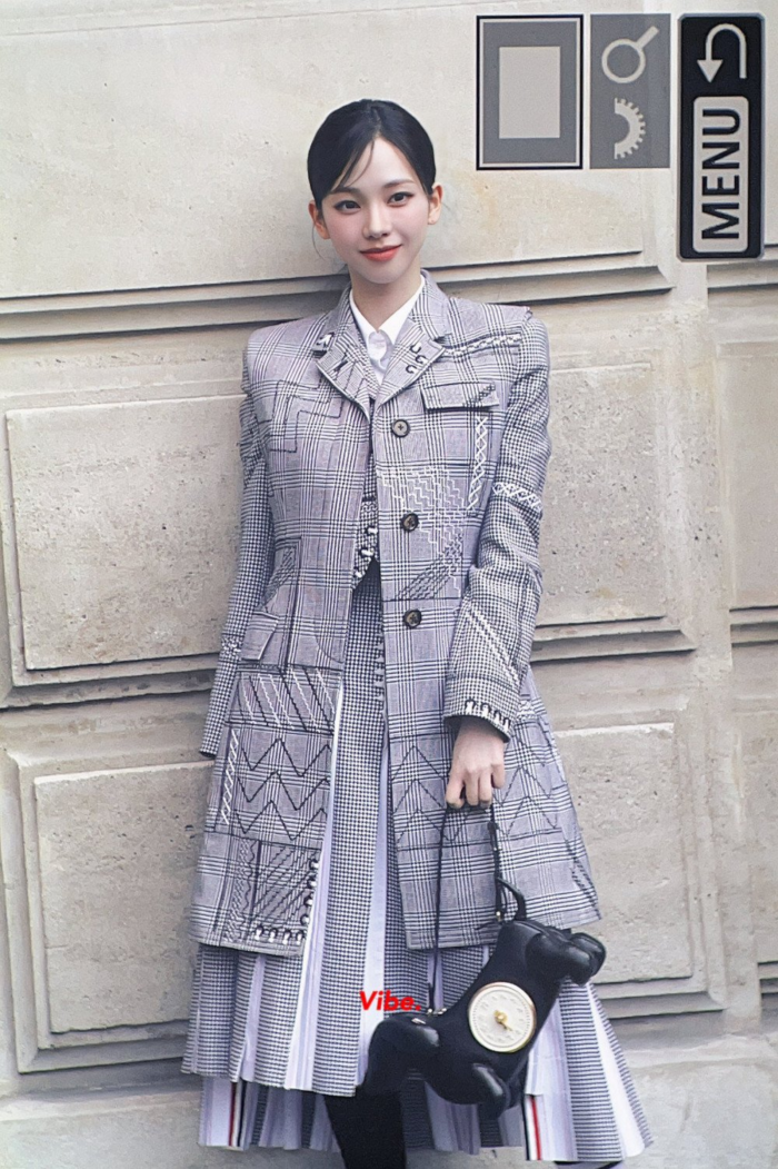 Карина из aespa выглядела великолепно на показе «Haute Couture show» бренда Thom Browne в Париже