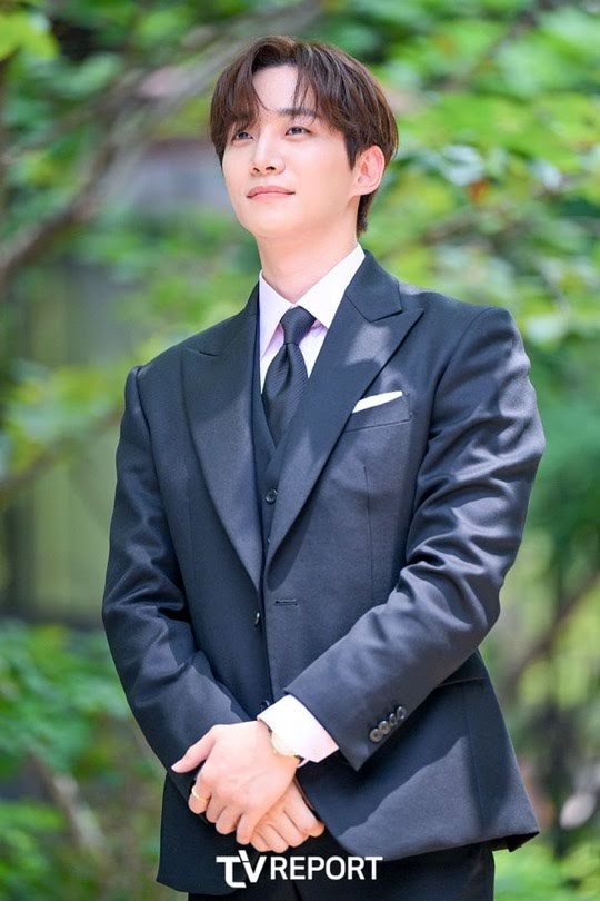 Ли Чуно из 2PM по пути на работу в реальной жизни выглядел как Гу Вон из «Король земли»