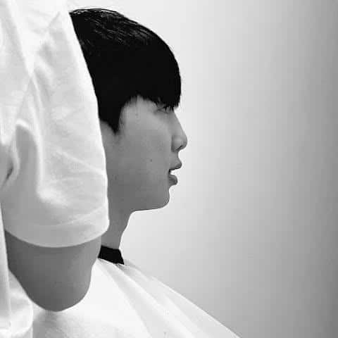 “Он зачисляется в армию?”: певец eAeon успокоил ARMY после публикации фотографии новой стрижки RM из BTS