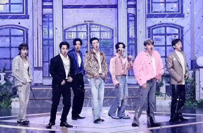Поклонники разочарованы нарядами EXO в камбэке: «Ночной клуб из 90-х?»