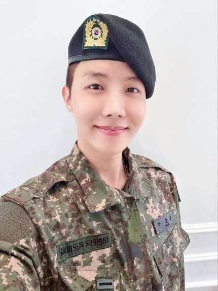 Джей-Хоуп из BTS поделился с фанатами новостями из армии: «Я служу в тренировочном центре»