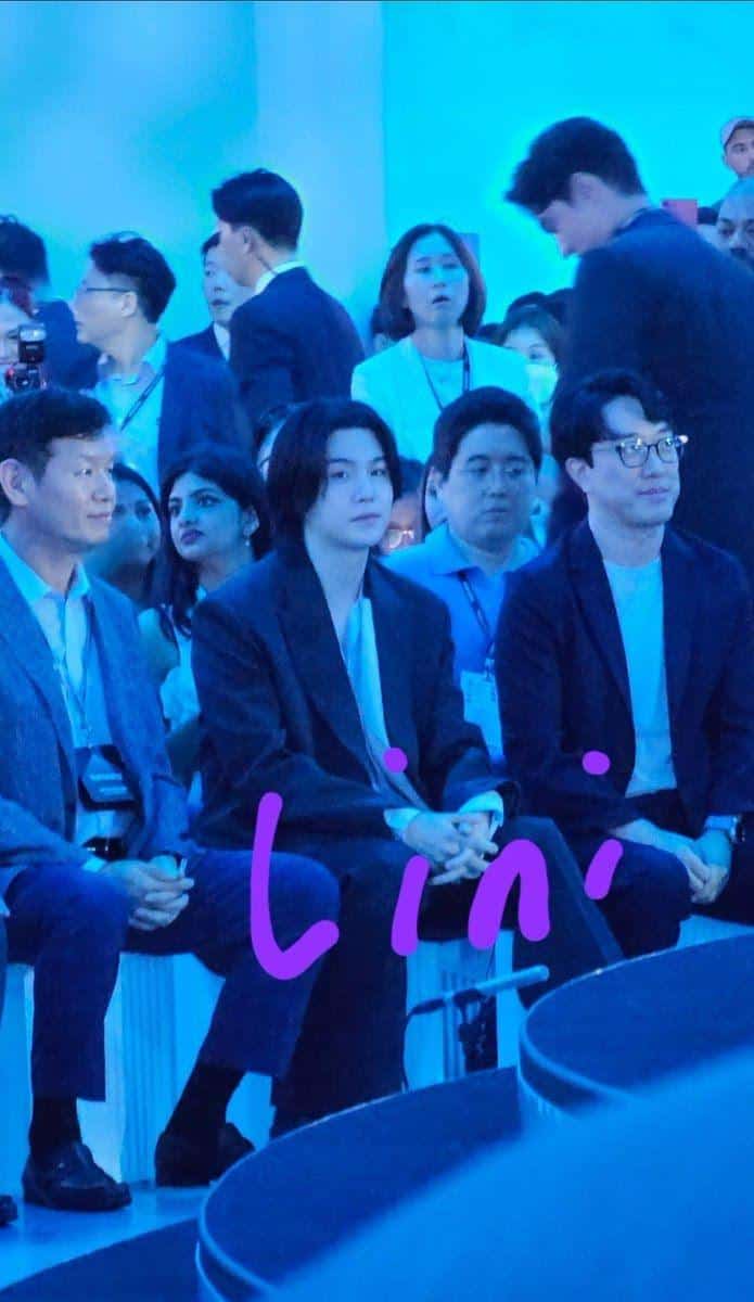 Шуга из BTS выглядел как генеральный директор на мероприятии Samsung, но смутился по неожиданной причине