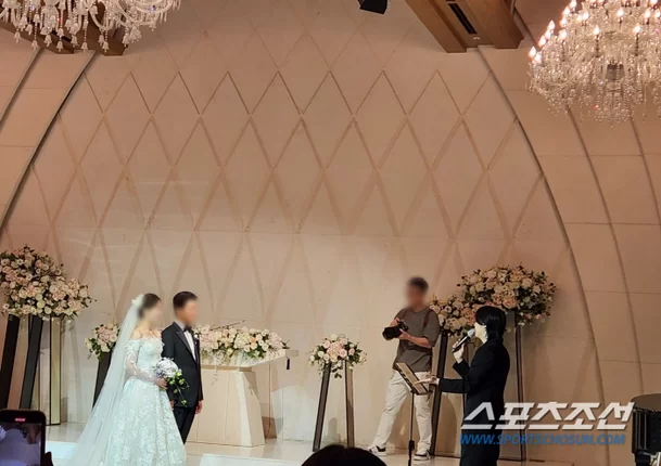Шуга из BTS произнёс трогательную речь на свадьбе брата, демонстрируя их тёплые отношения