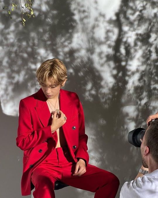 "У него под пиджаком ничего нет": фанаты прокомментировали фотосессию Ви из BTS для "Cartier"
