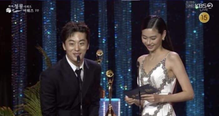 Милая реакция актёра Ли Дон Хви на ошибку его возлюбленной Чон Хо Ён на "2023 Blue Dragon Series Awards"