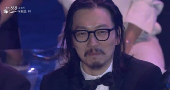 Милая реакция актёра Ли Дон Хви на ошибку его возлюбленной Чон Хо Ён на "2023 Blue Dragon Series Awards"