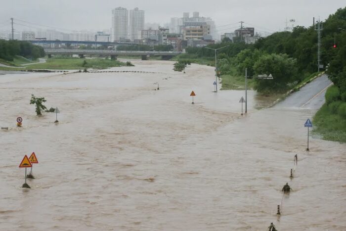 22 человека погибли и 14 пропали без вести в результате оползней и наводнений в Южной Корее 
