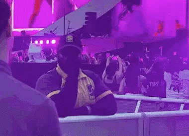 Момо из TWICE шокировала охранников на концерте танцем с пилоном
