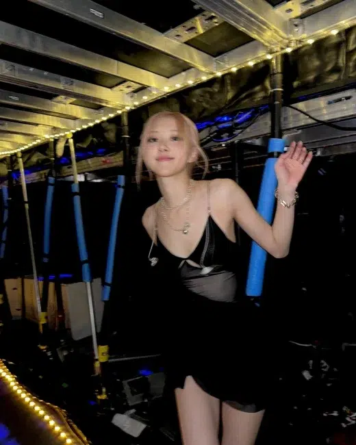 Розэ из BLACKPINK демонстрирует нереальную фигуру на закулисных кадрах концерта в Мельбурне