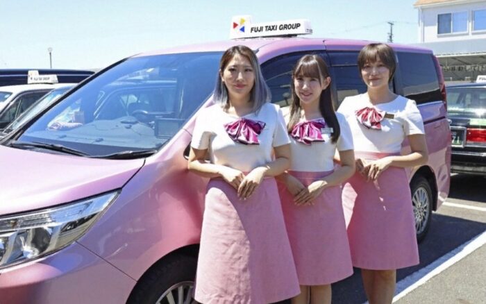 Участницы японской женской айдол-группы работают таксистами, чтобы расширить свою фанбазу