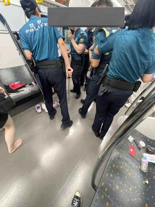 Нетизены обвиняют фанатов BTS в кибербуллинге свидетеля по делу паники в метро