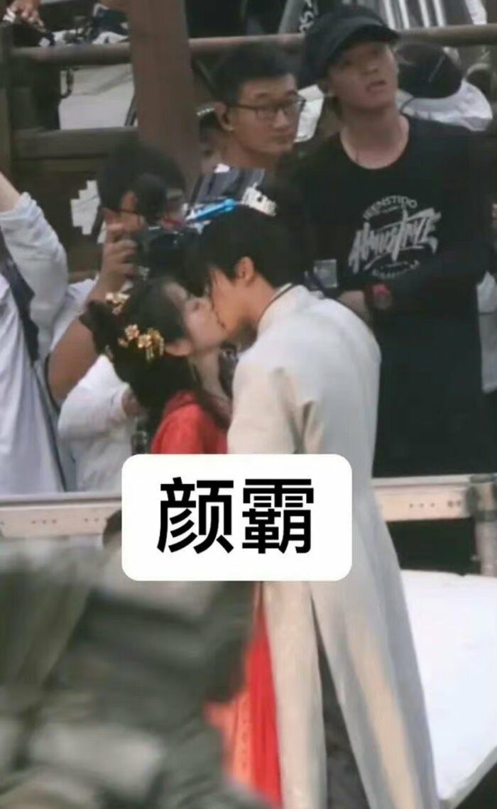 Дилан Ван и Тянь Си Вэй в сцене поцелуя из дорамы "Стражи Дафэна"