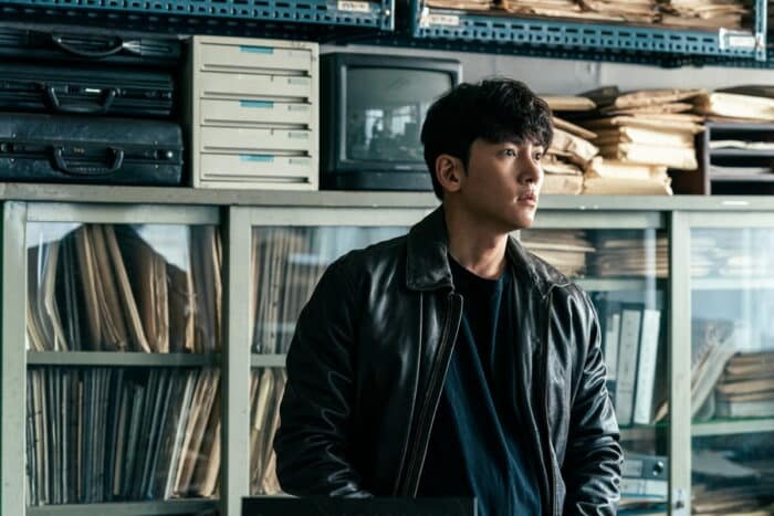 Джи Чан Ук - детектив, который присоединился к криминальной организации в дораме "Худшее из зол"
