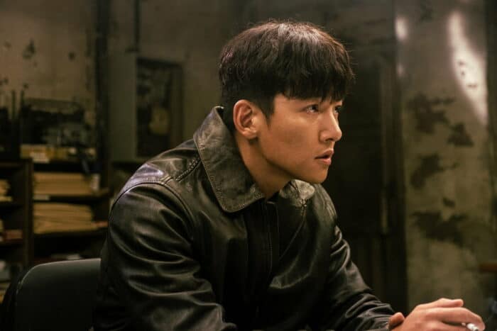 Джи Чан Ук - детектив, который присоединился к криминальной организации в дораме "Худшее из зол"