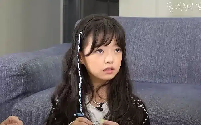 Маленькая актриса из дорамы "Слава" О Джи Юль смутилась, когда ее сравнили с NewJeans