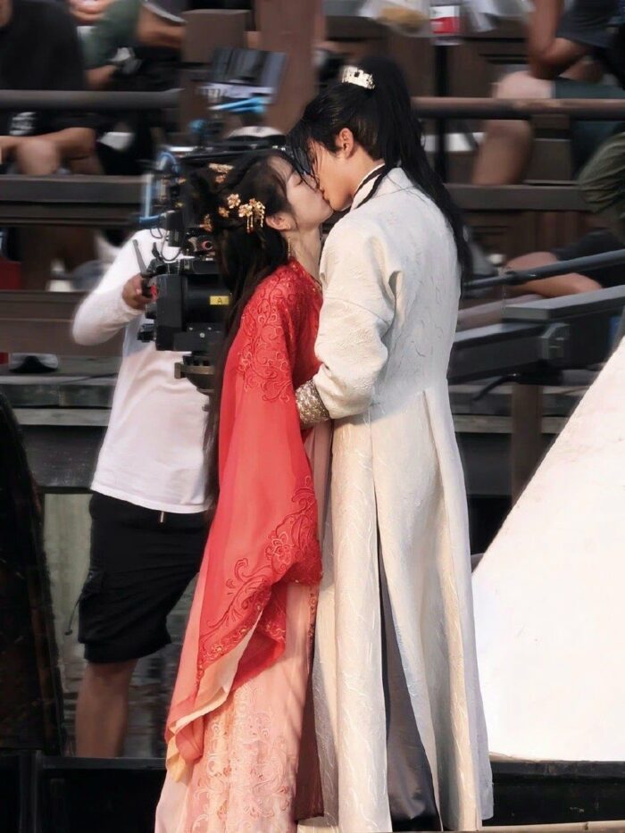 Дилан Ван и Тянь Си Вэй в сцене поцелуя из дорамы "Стражи Дафэна"