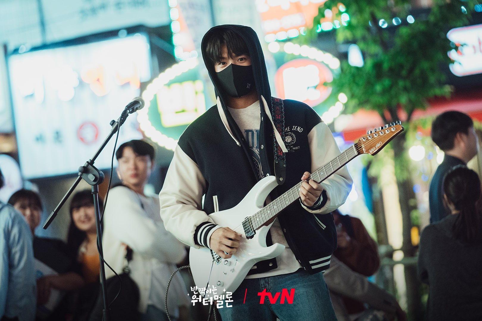 Рё Ун — образцовый ученик днём и гитарист группы ночью в предстоящей дораме «Мерцающий арбуз»