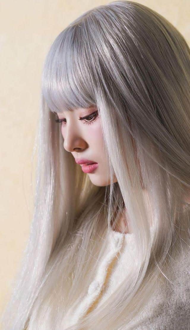 Шин Се Гён поразила нетизенов новым образом с серебристыми волосами