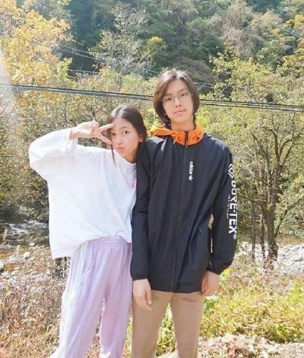 Фото Хеин из NewJeans с ее старшим братом привлекли внимание в сети: «Они так похожи»