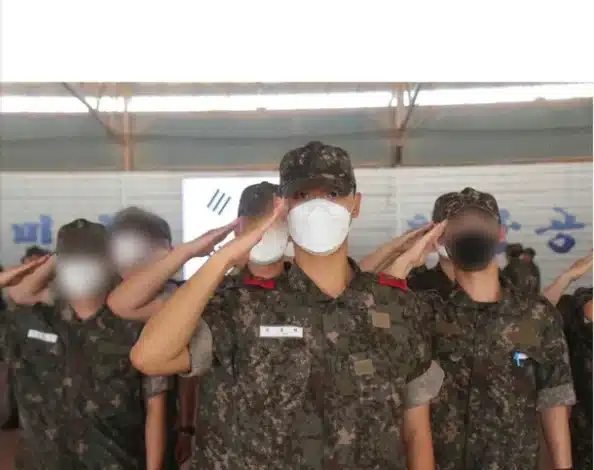 В сети появились фото Ли До Хёна из армии