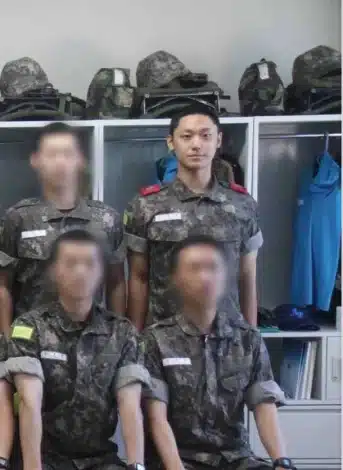В сети появились фото Ли До Хёна из армии