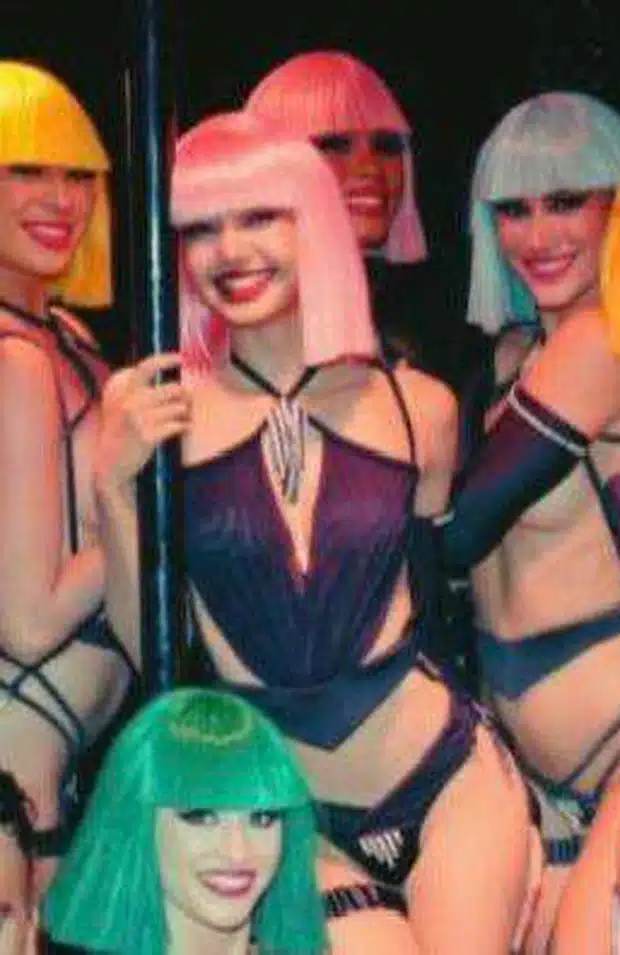 Фото элемента одежды, который Лиса из BLACKPINK бросила в зал во время шоу "Crazy Horse", завирусилось в сети