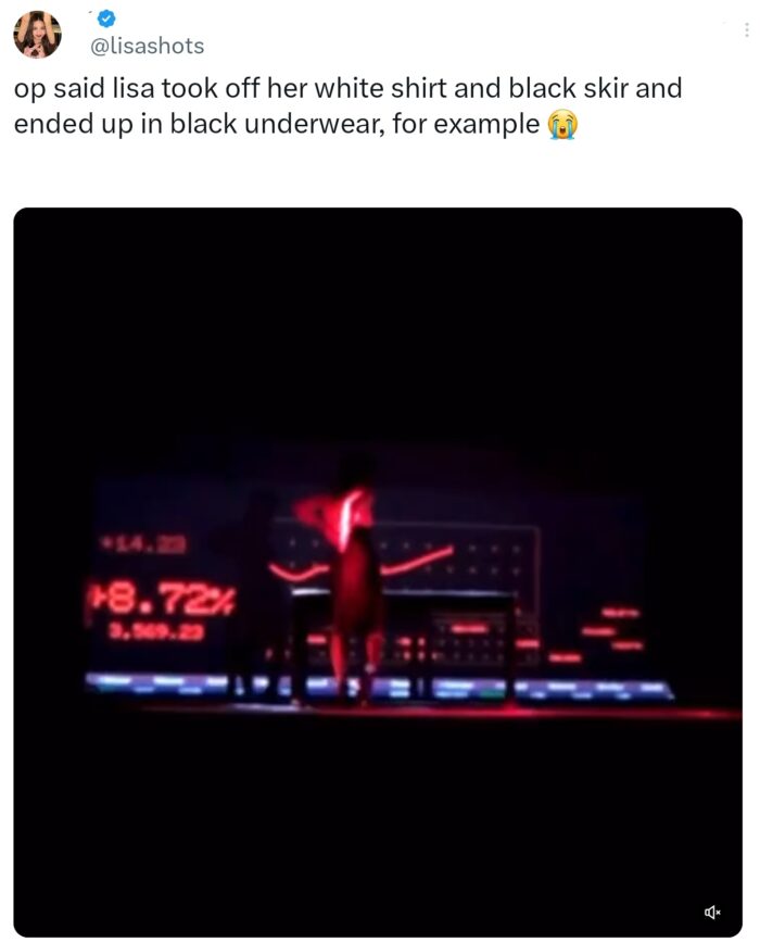 Фото элемента одежды, который Лиса из BLACKPINK бросила в зал во время шоу "Crazy Horse", завирусилось в сети