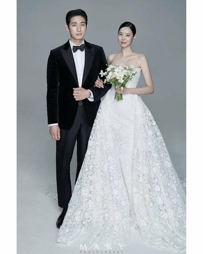 Актёр Юн Пак и модель Ким Су Бин официально связали себя узами брака