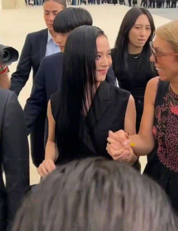 Китайские нетизены считают, что Дильраба затмила Джису на показе Dior в Париже, но проиграла ей в статусе
