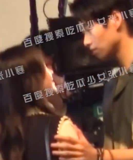 Вэй Да Сюнь и Ли Гэн Си на съёмках сцены поцелуя