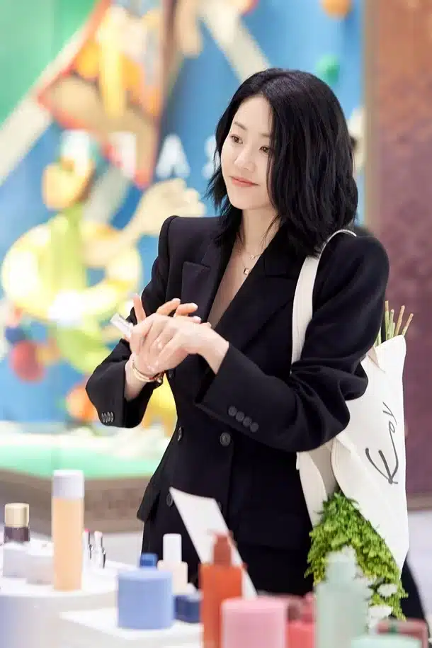 Элегантная Го Хён Джон посетила открытие первого магазина своего бьюти-бренда