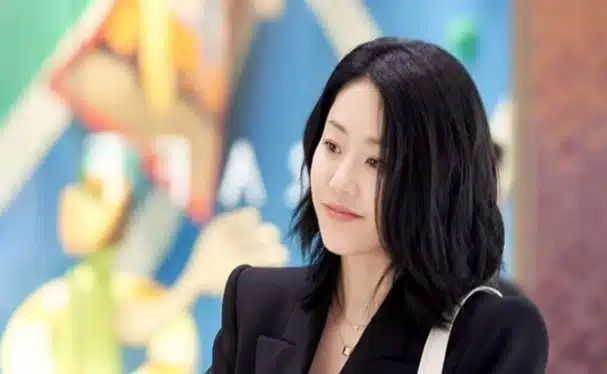 Элегантная Го Хён Джон посетила открытие первого магазина своего бьюти-бренда