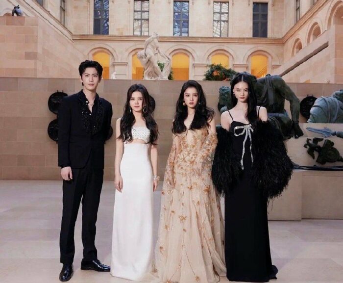 Элегантные Чжан Лин Хэ, Чжао Цзинь Май, Чжан Цзин И и Хэ Кон в Париже на Неделе моды