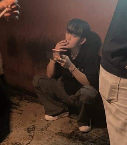Джунхёк из n.SSign замечен курящим в клубе с девушками после дебютного шоукейса