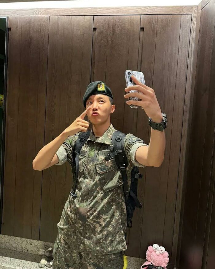 Помощник инструктора Джей-Хоуп из BTS появился на новых армейских фото сослуживцев