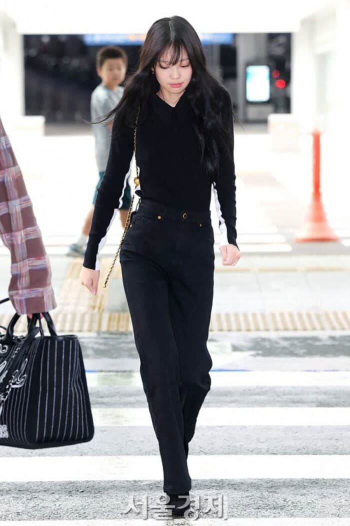 Дженни из BLACKPINK покорила фанатов полностью черным нарядом по пути на показ Chanel в Париже