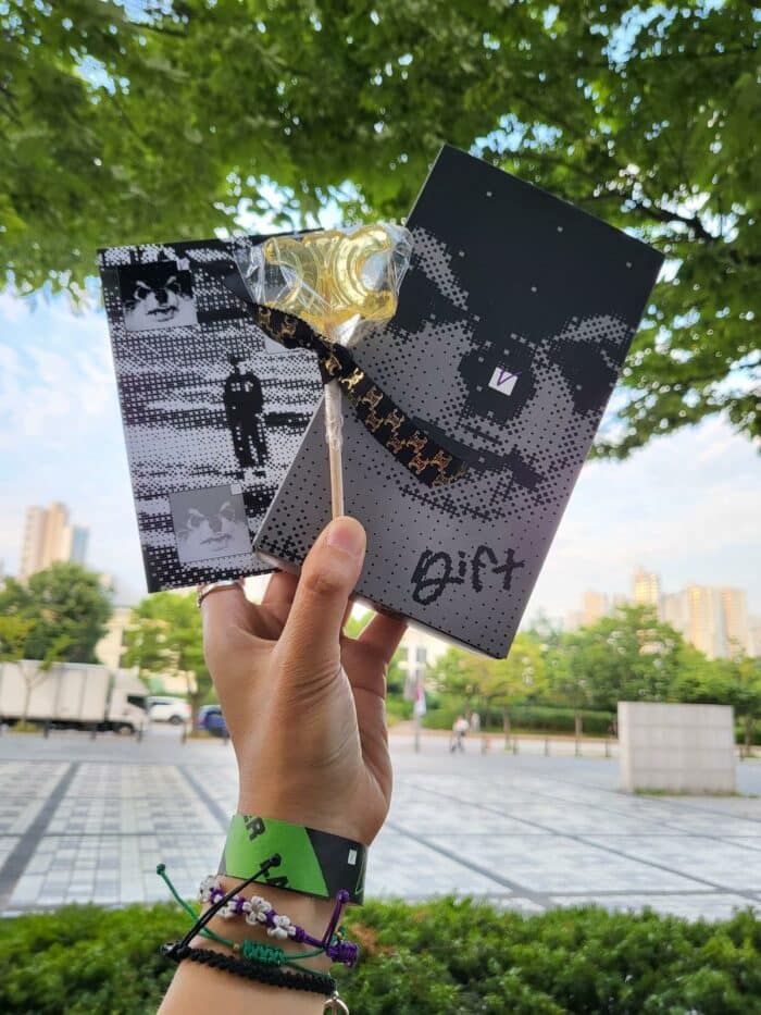 Подарки, которые Ви из BTS сделал ARMY до записи шоу, поразили нетизенов