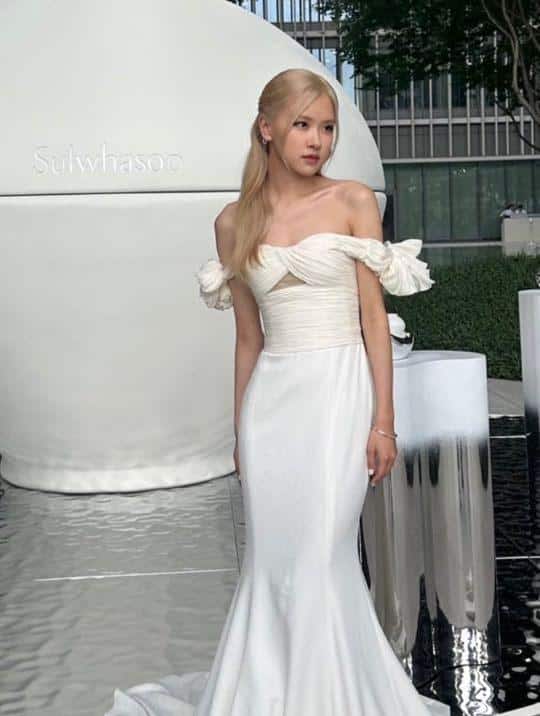 Свадебный образ: Розэ из BLACKPINK ошеломила длинным белым платьем на мероприятии Sulwhasoo