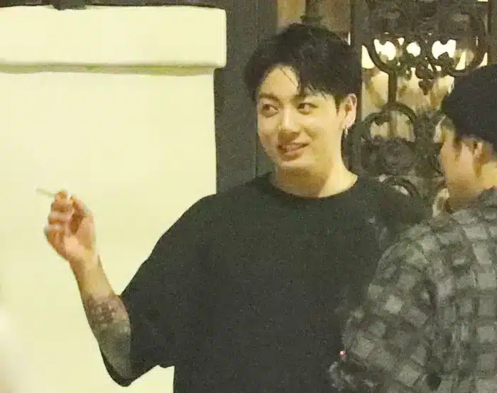 “Он курит?”: Чонгук из BTS был замечен с сигаретой в руке 