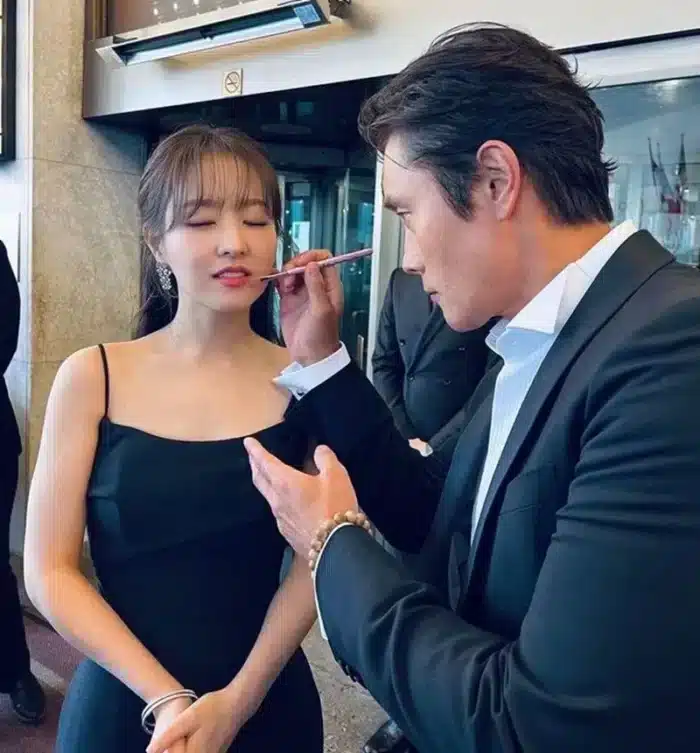 Актёр Ли Бён Хон поделился милой химией с коллегами за кулисами
