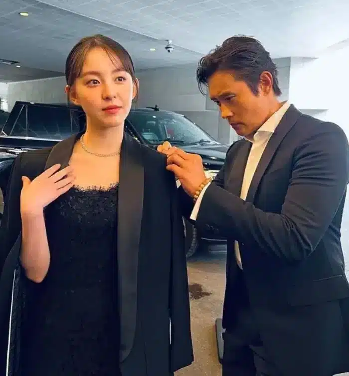Актёр Ли Бён Хон поделился милой химией с коллегами за кулисами