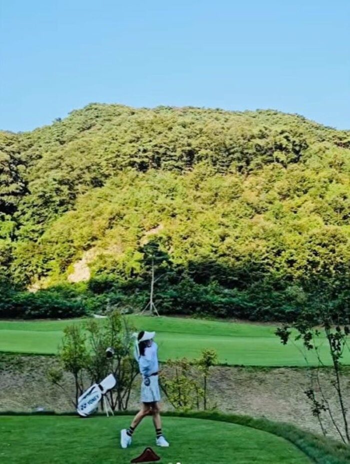Актриса Сон Е Джин поделилась фото со съёмок на поле для гольфа