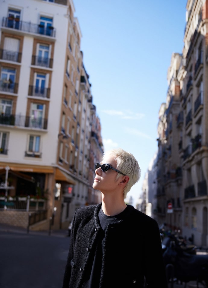Ван Ибо наслаждается солнечной погодой в Париже