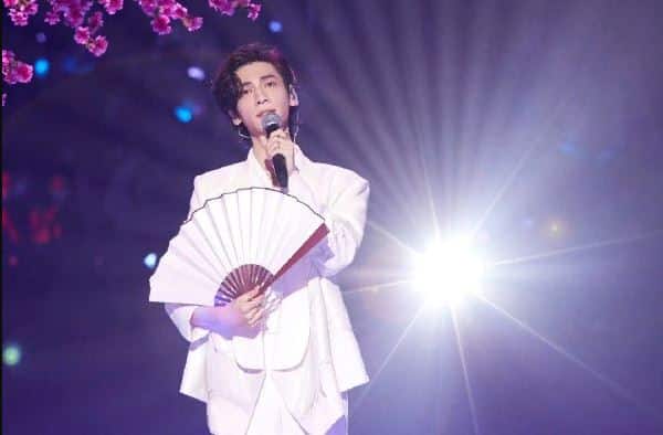 Ло Юнь Си порадовал зрителей, выступив с песней в традиционном стиле