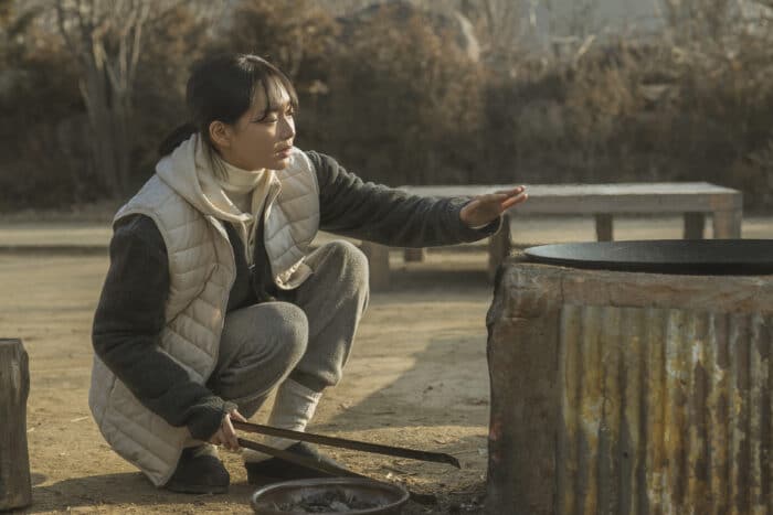 Шин Мин А перебирается в деревню на новых кадрах фильма "Наш сезон"