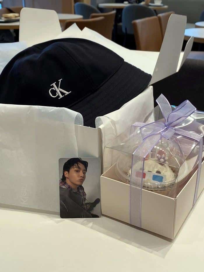 Чонгук из BTS удивил фанатов милыми подарками на записи «Music Bank»