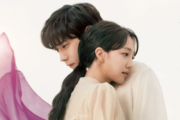 Ким Ён Дэ и Пё Йе Джин окружены печальной, но романтической атмосферой на постере дорамы «Дневная луна»