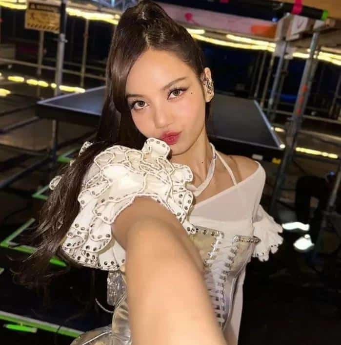 Новая таиландская звезда YG привлекает больше внимания на фоне неопределенности с контрактом Лисы из BLACKPINK